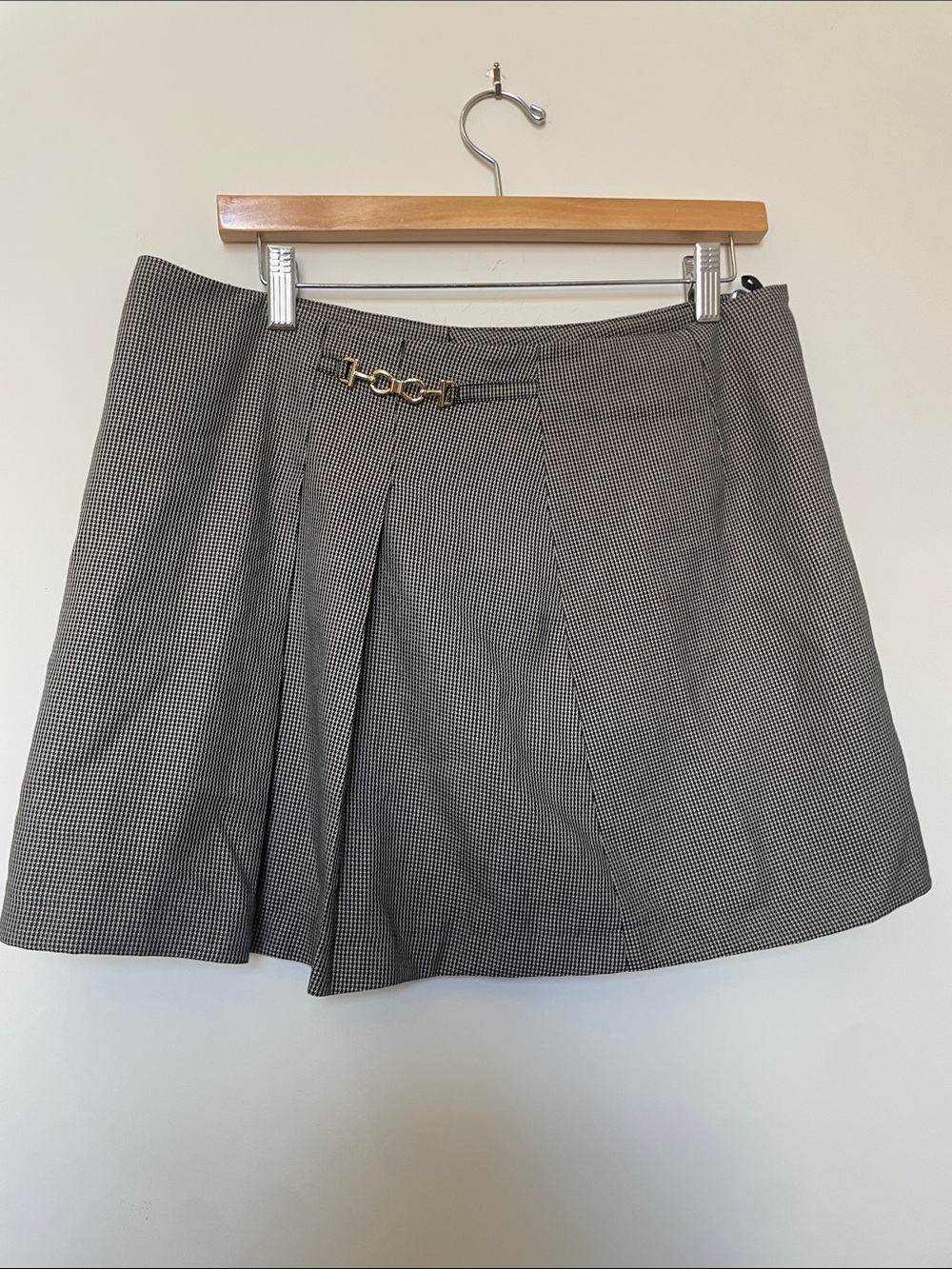 H&M Black and White Mini Skirt with Gold-Tone Buckle Accent